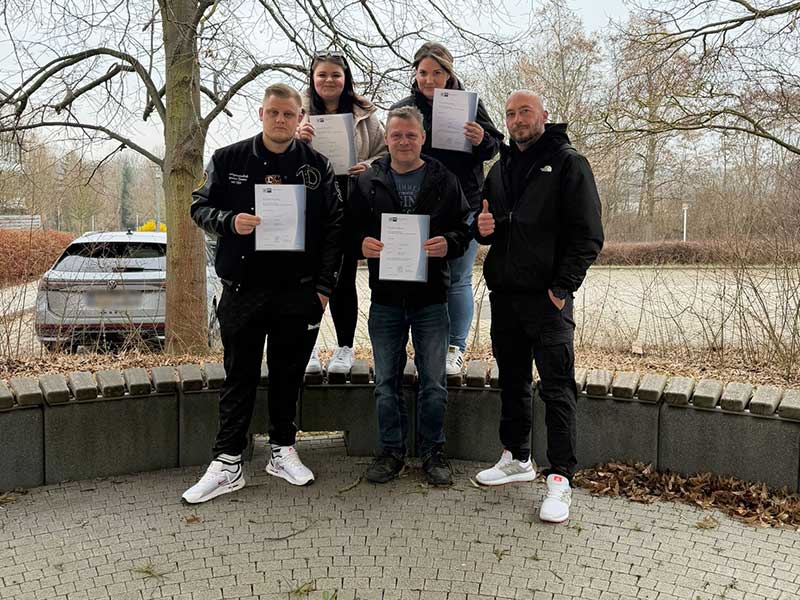 Mehrere Mitarbeiter von Lendex mit frischen Zertifikaten