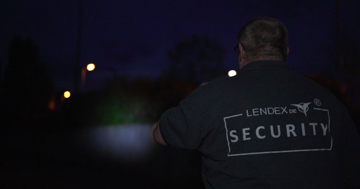 LENDex Sicherheitsmitarbeiter bei einem nächtlichen Kontrollgang im Objektschutz