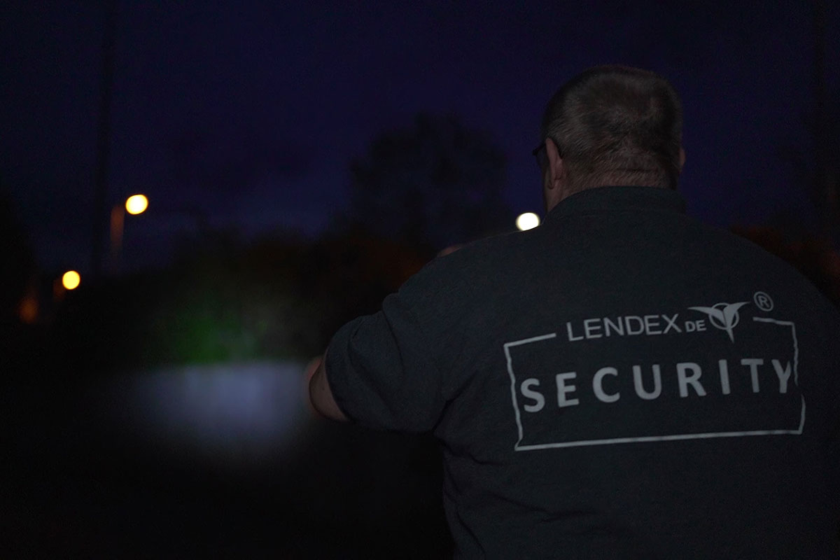 Lendex Mitarbeiter bei einem Kontrollgang