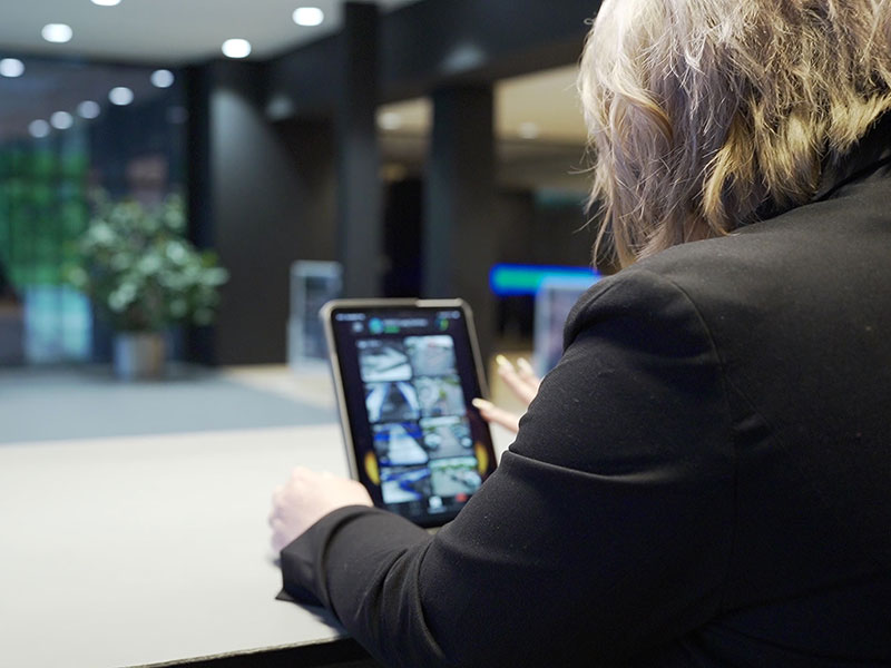 Mitarbeiterin bei Monitorüberwachung