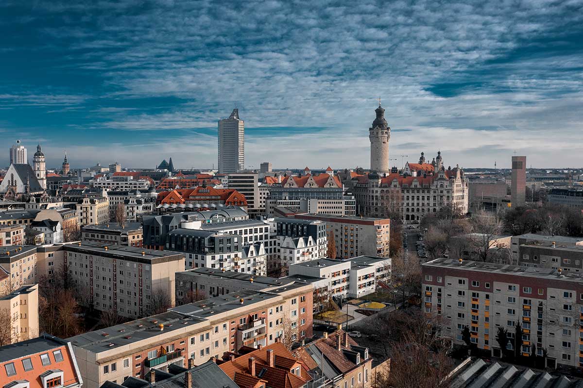 Stadtpanorama von Leipzig mit Neuem Rathaus und City-Hochhaus