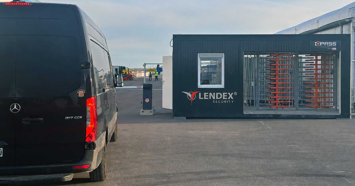 LENDEX SECURITY Zutrittscontainer mit Drehkreuzanlage zur elektronischen Zutrittskontrolle auf einer Baustelle